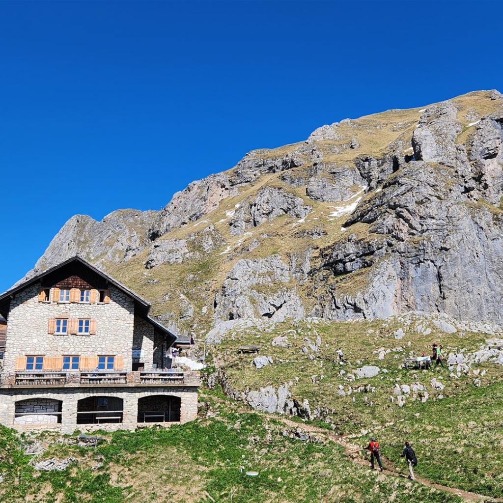 Bad Kissinger Hütte, links ganz klein das Gipfelkreuz