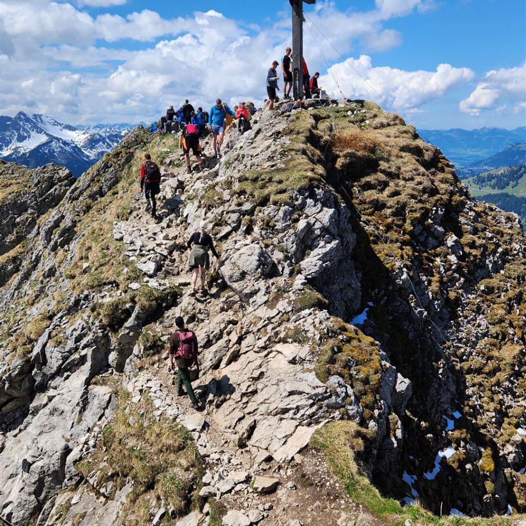 Blick vom Nebengipfel zum Gipfelkreuz