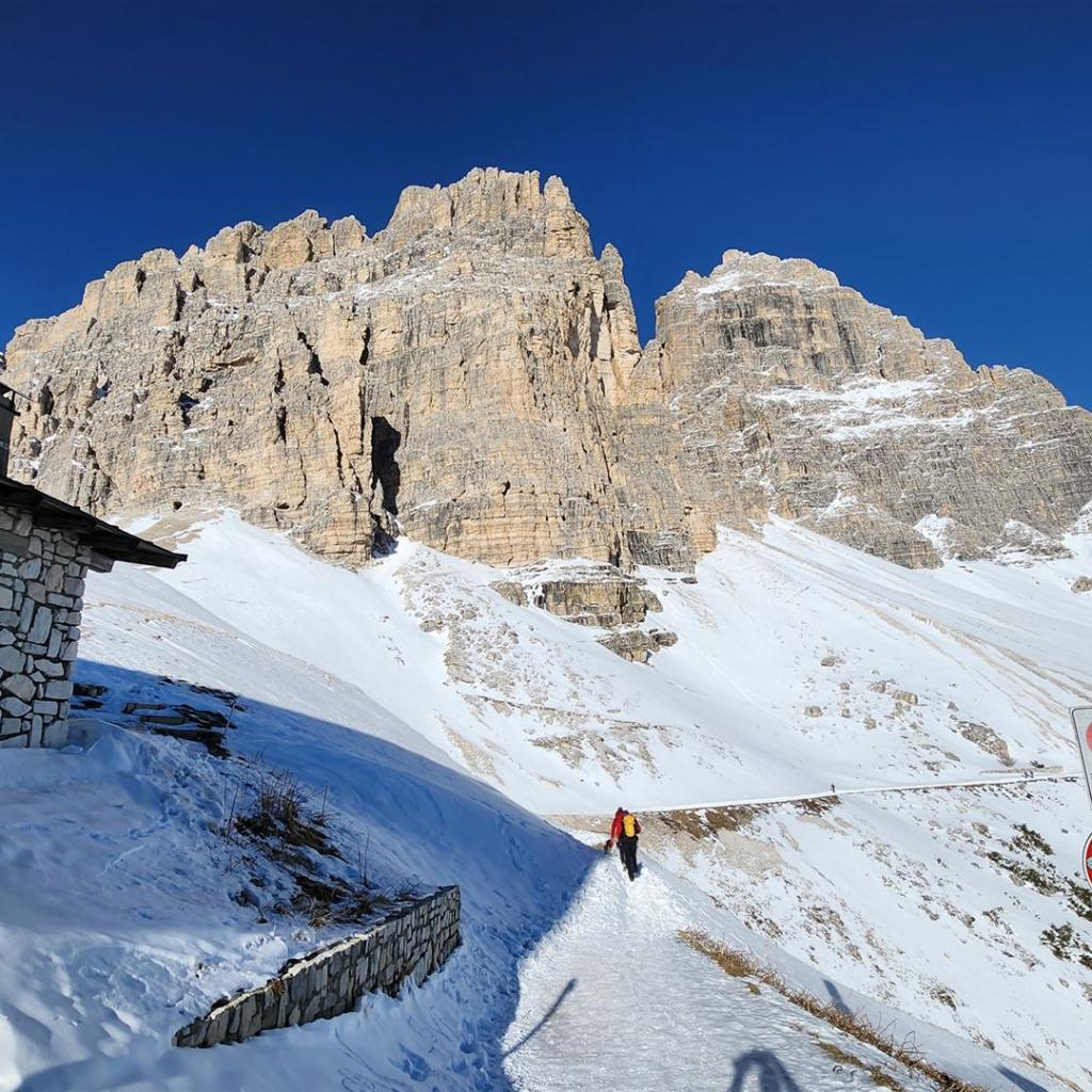 Hinter der Auronzo-Hütte