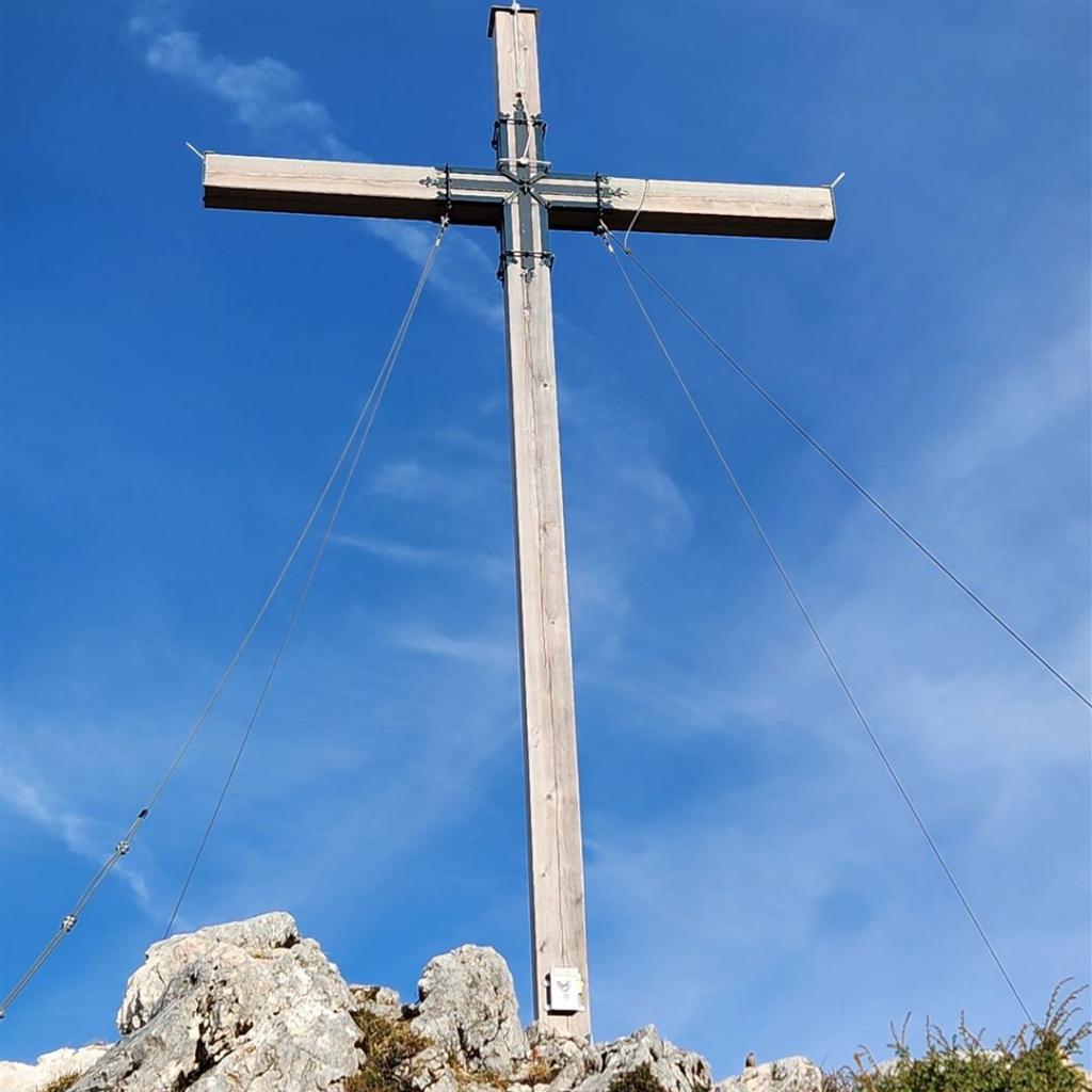 Fast 10 Meter hohes Kreuz