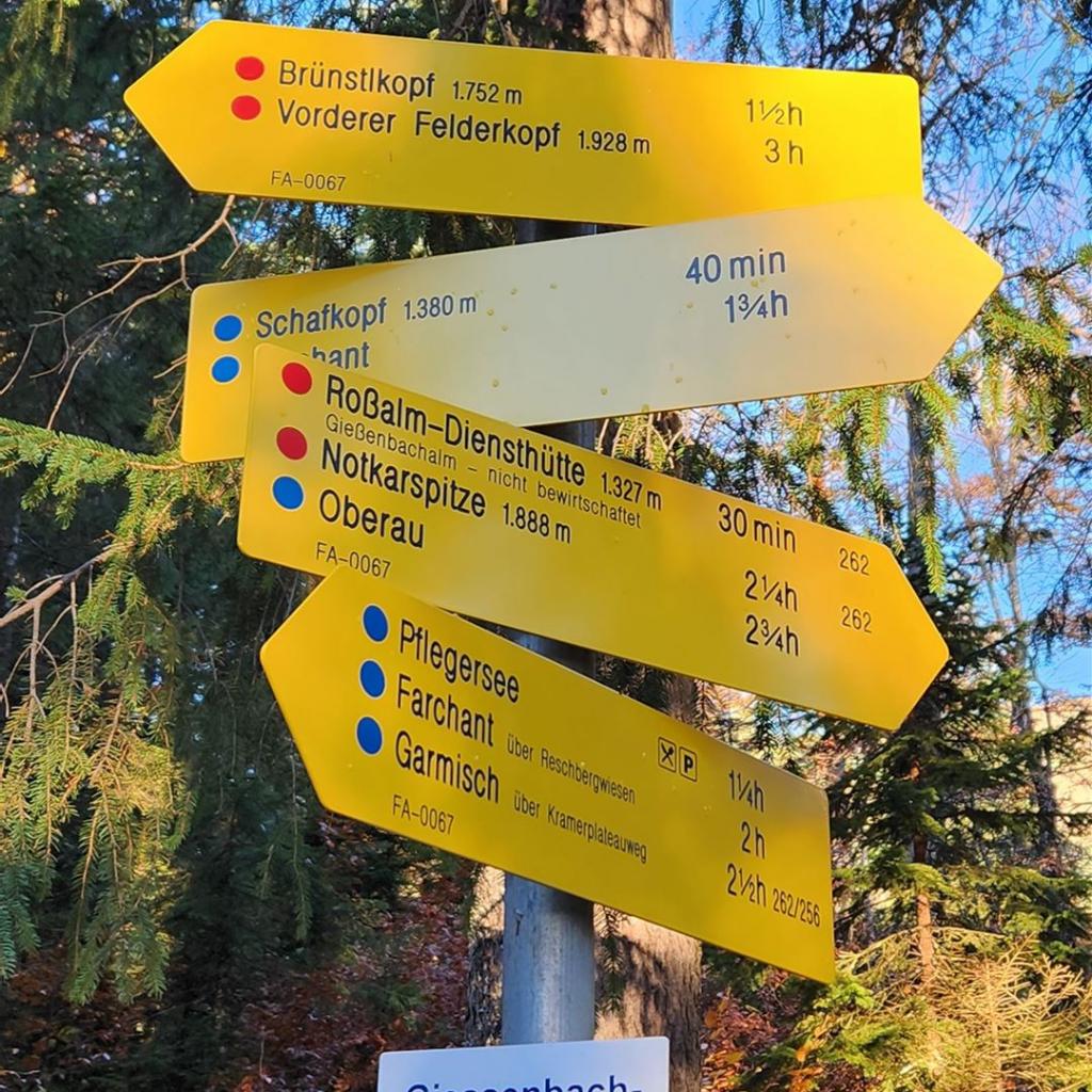 Beschilderung am Giessenbachsattel