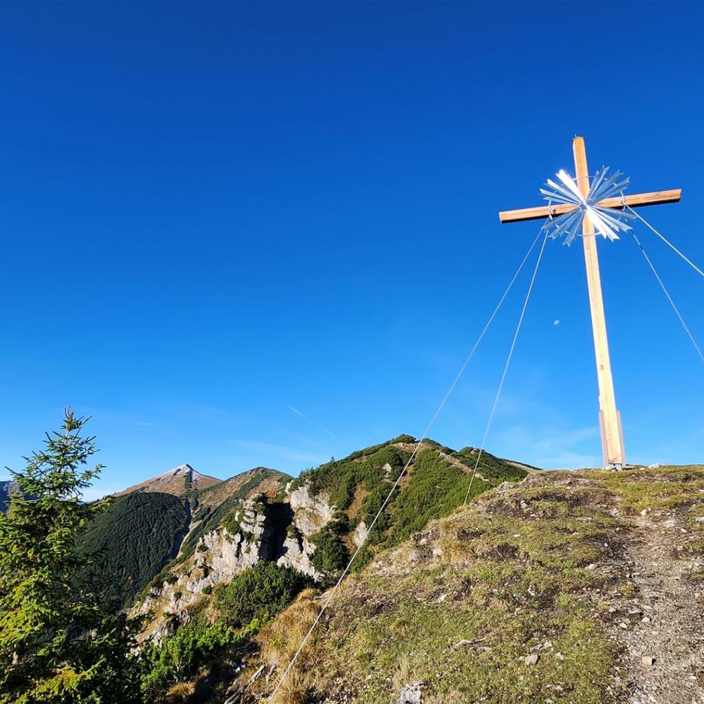 Das Brünstlkreuz, im Hintergrund der Vordere Felderkopf