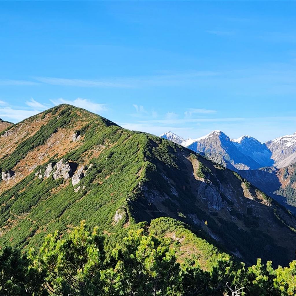 Im Westen der Vordere Felderkopf, rechts hinten die Kreuzspitze
