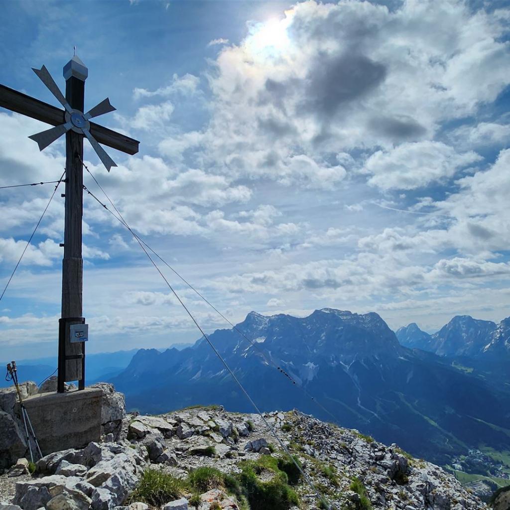 Schönes Gipfelkreuz auf dem Daniel