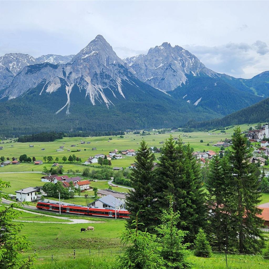 Blick vom Panoramaweg über Lermoos zur Sonnenspitze