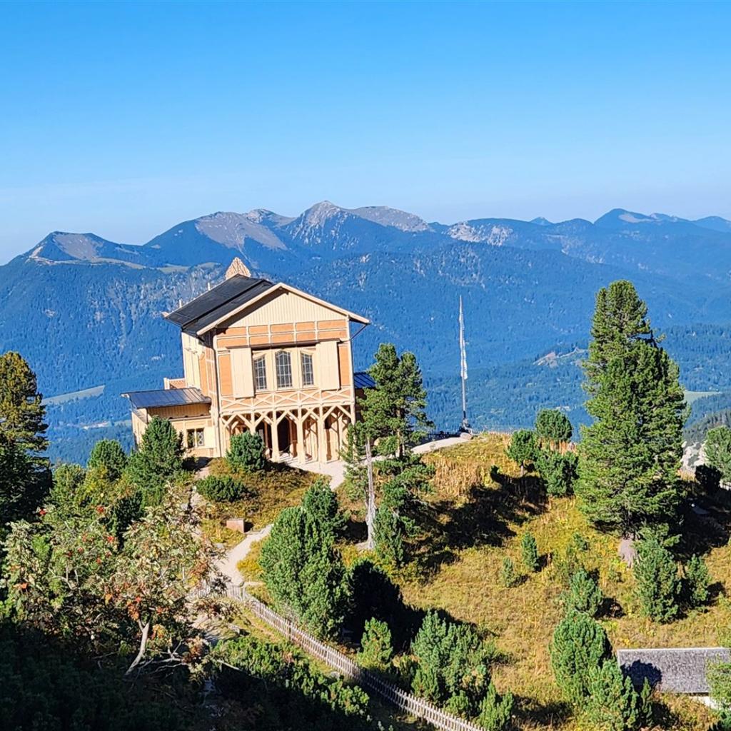 Blick übers Schachenschloss auf das Estergebirge