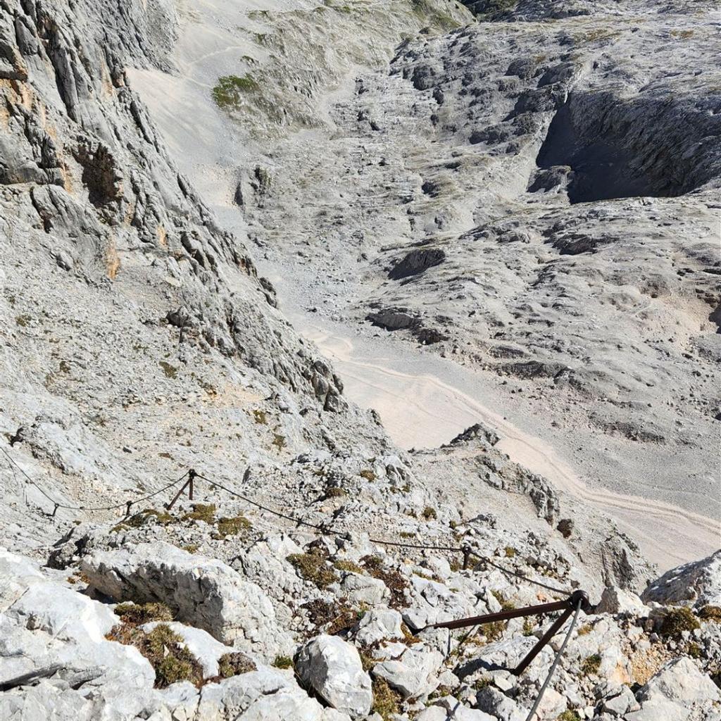 Tiefblick am Klettersteig