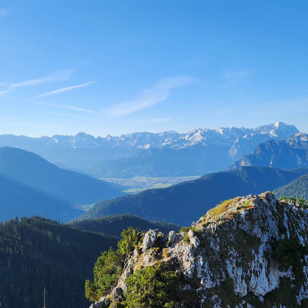 Blick nach Garmisch-Partenkirchen und zur Zugspitze