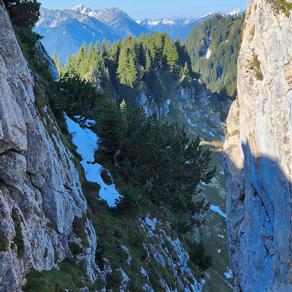 Tiefe Schlucht am Klettersteig