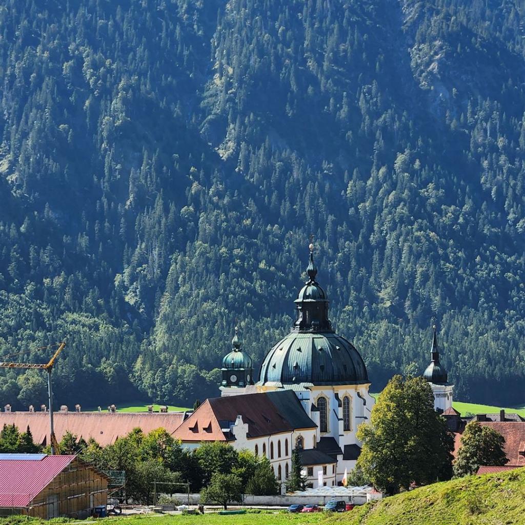 Blick aufs Kloster am Weganfang