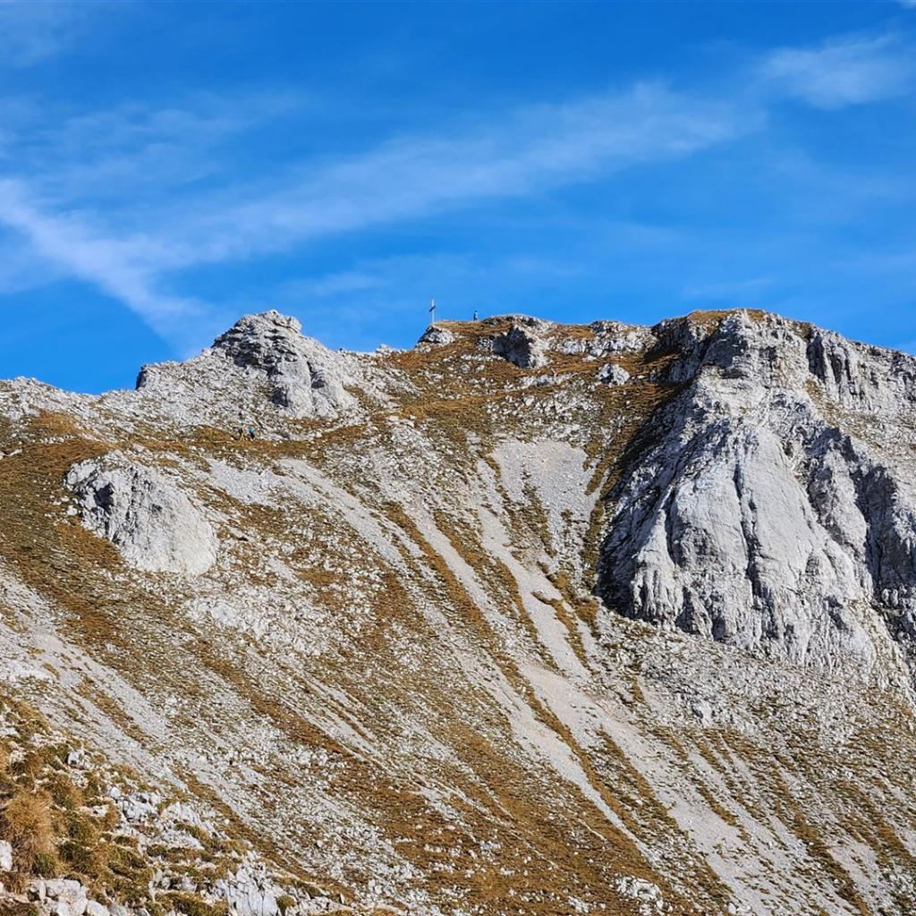 Das Gipfelkreuz im Blick