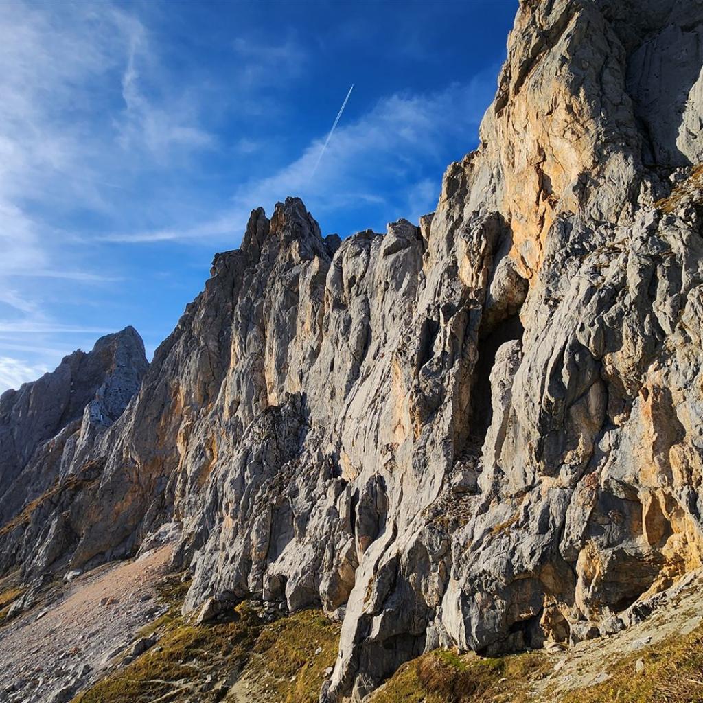 Am Fuße der Felswand