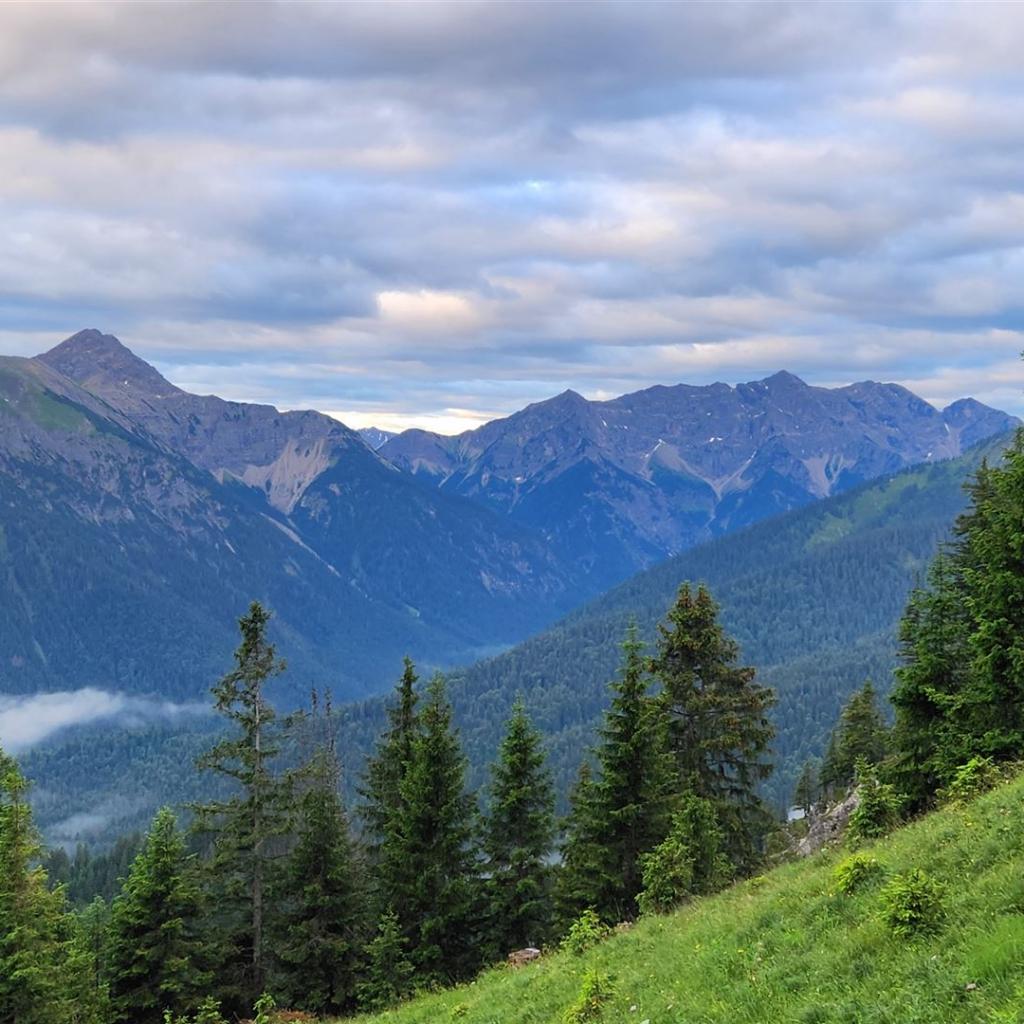 Blick hinüber zur Kreuzspitze und den Geierköpfen