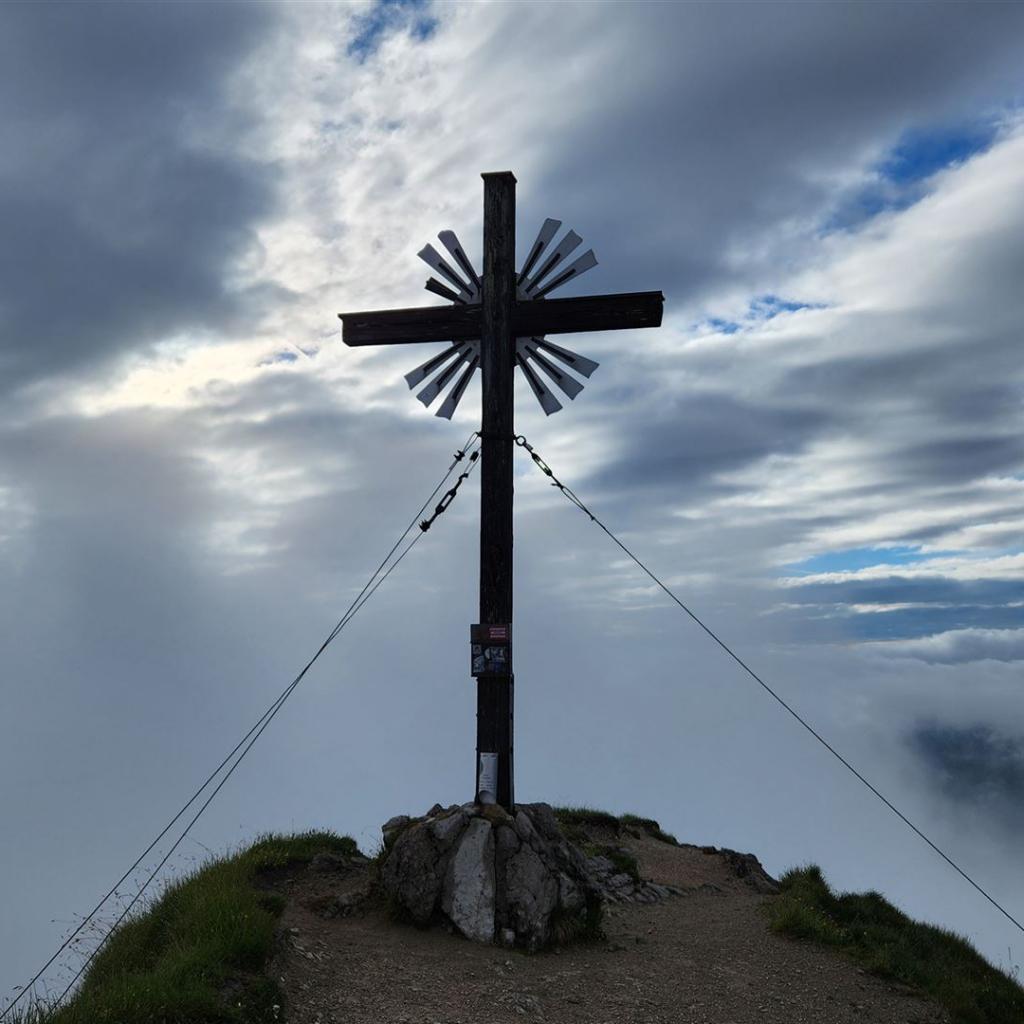 Der Gipfel in den Wolken