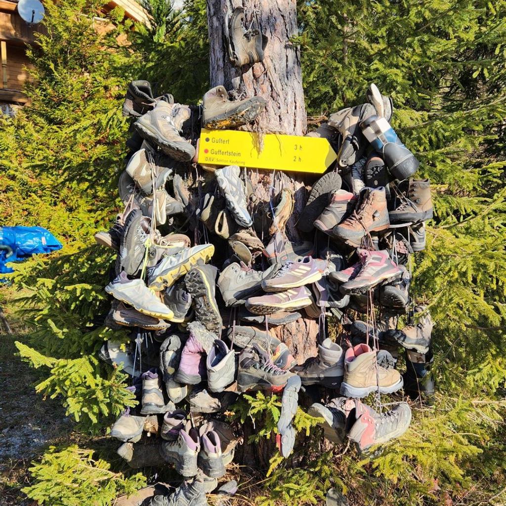 Schuh-Friedhof am Weganfang