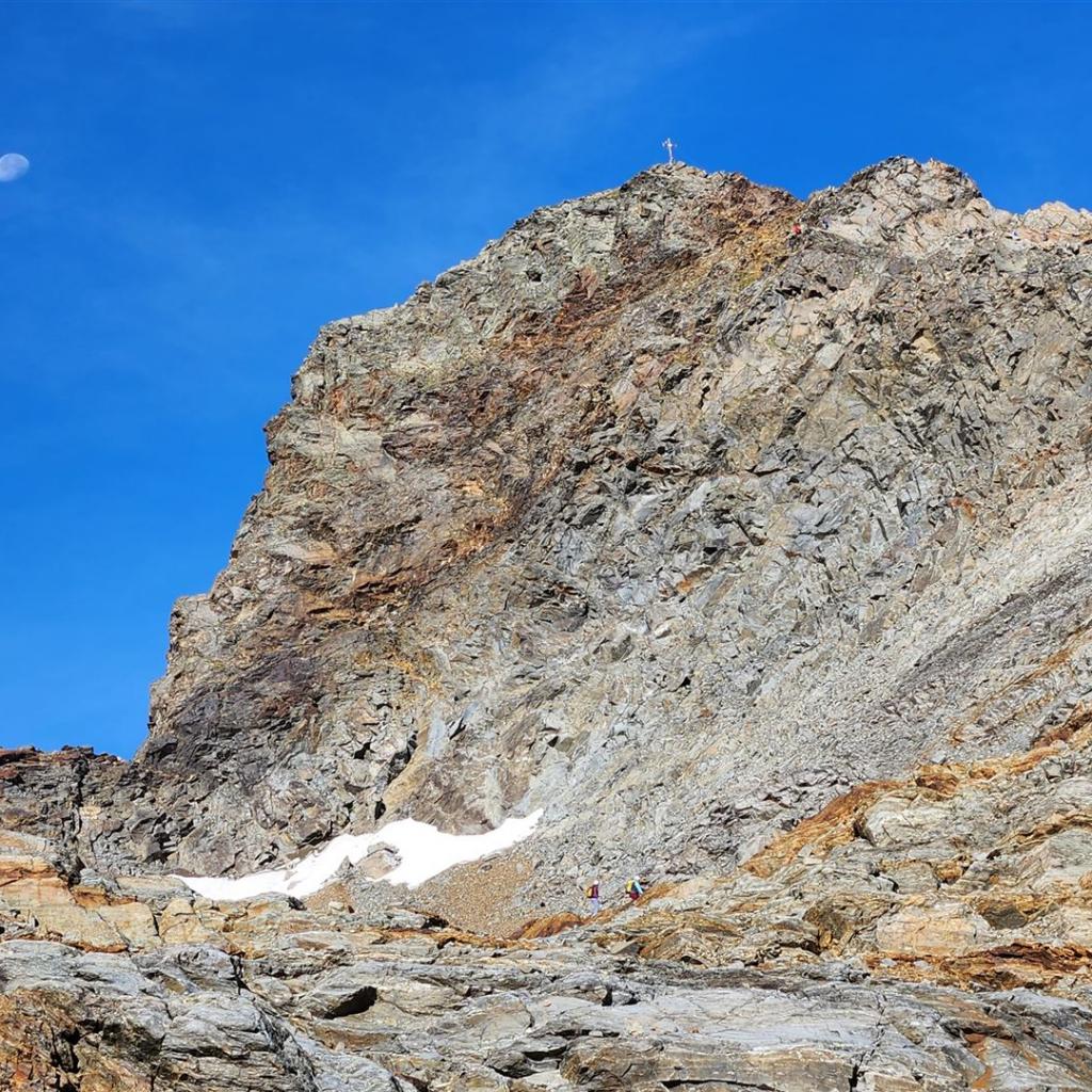 Das Habicht-Gipfelkreuz im Blick
