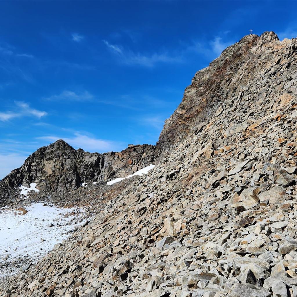 Schneefeld unterhalb des Habicht-Gipfels