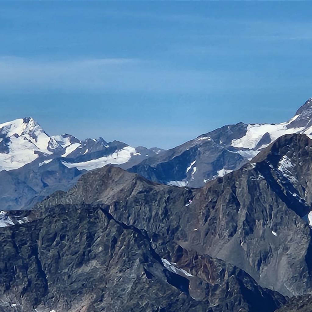 Weißkugel und Wildspitze in der Ferne
