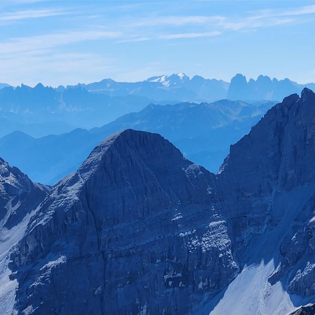 Marmolada-Gletscher und Langkofel hinter den Tribulaunen