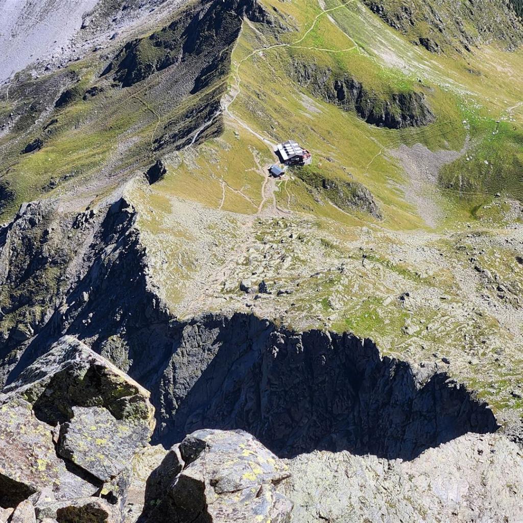 Tiefblick auf die Innsbrucker Hütte