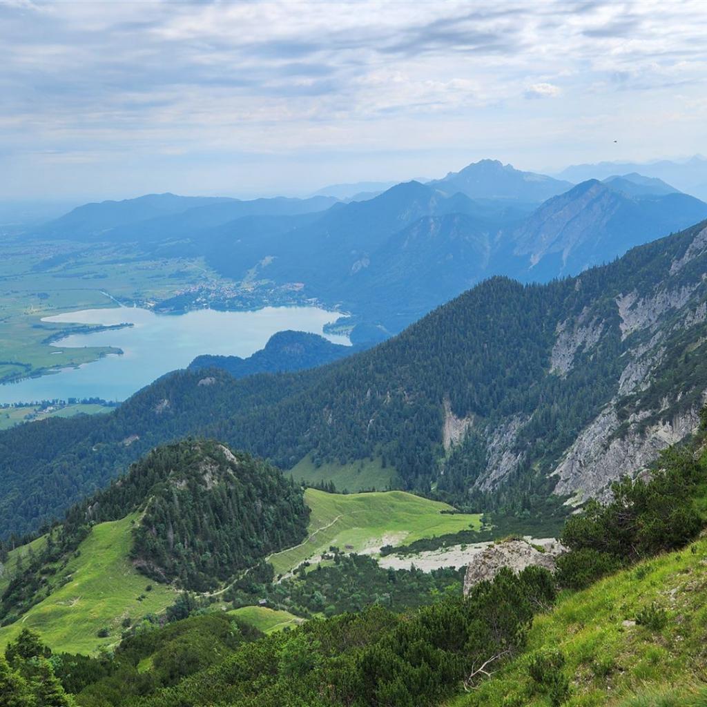 Erster Blick auf Kochelsee, Benediktenwand und Herzogstand