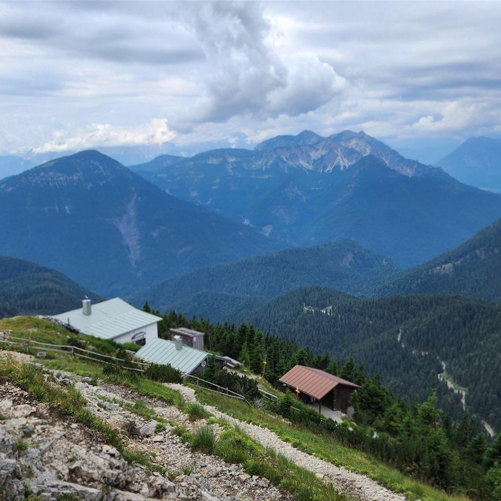 Die Heimgartenhütte klebt am Berg