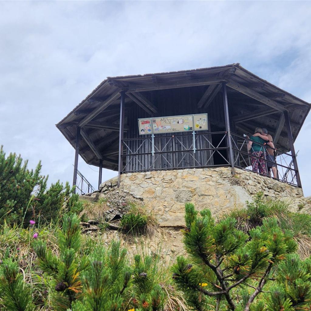 Schutzpavillon am Ende des Grats