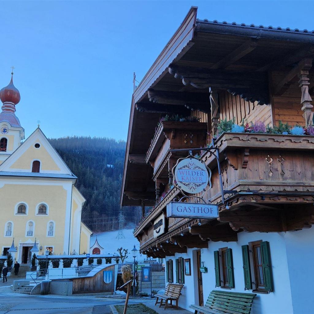 Kirchplatz Going mit Gasthof Wilder Kaiser