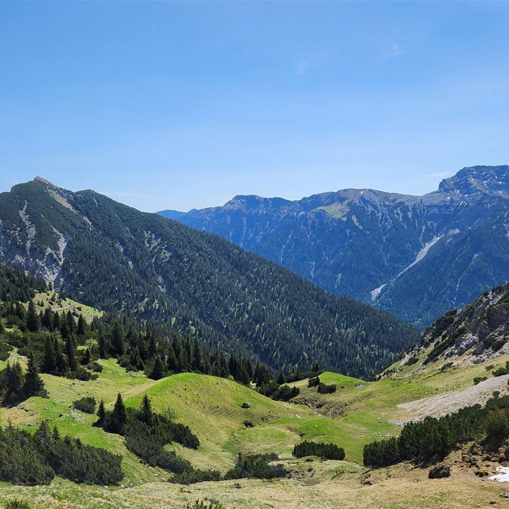 Scheinbergspitze und Kreuzspitze, rechts die Alpspitze