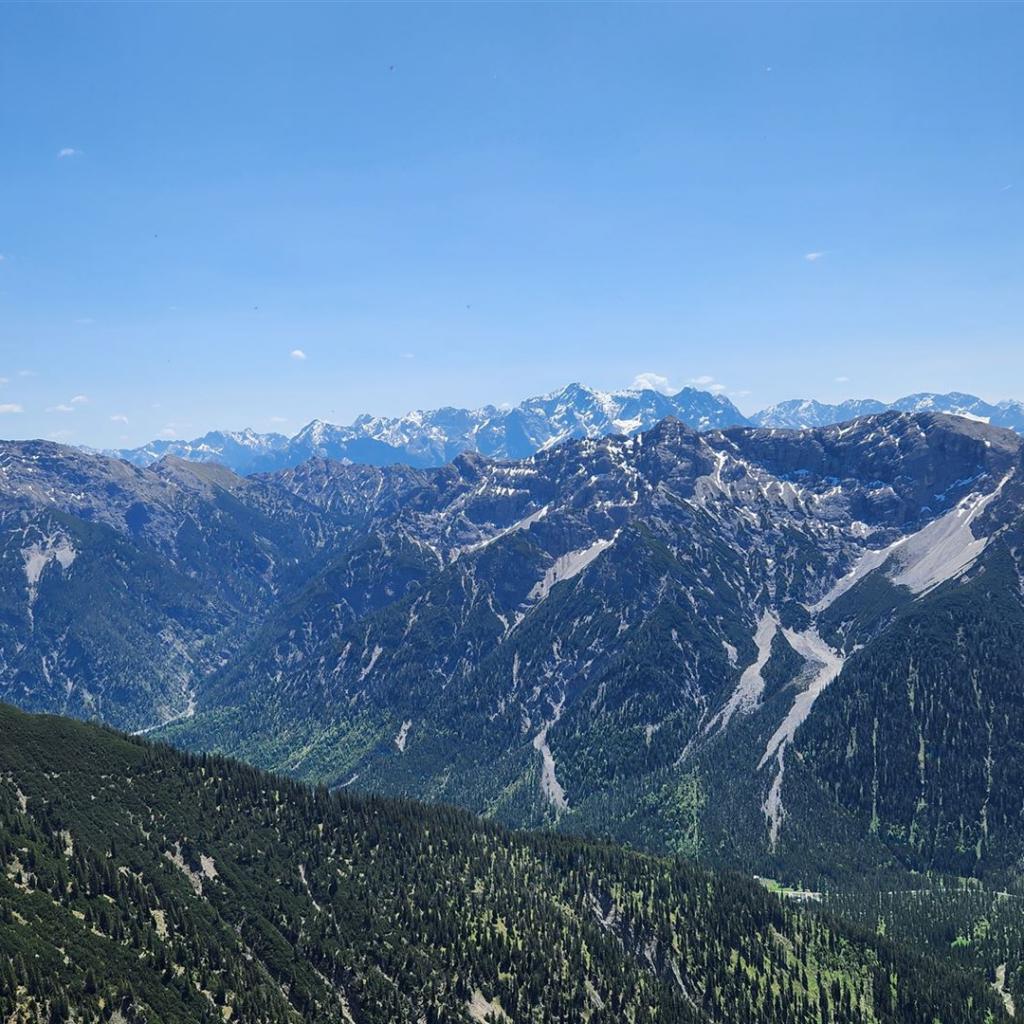 Kreuzspitze und Geierköpfe, dahinter die Zugspitze