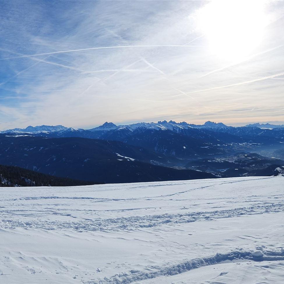 Blick nach Süden auf Hohe Gaisl, Monte Cristallo, Tofana di Mezzo, Peitlerkofel, Geislerspitzen, Langkofel, Rosengarten und Schlern