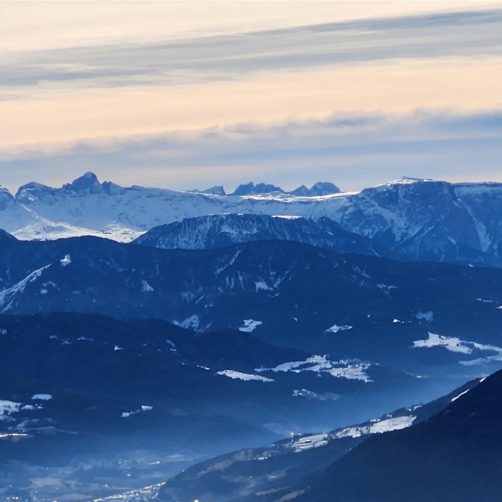 Die Seiser Alm mit Schlern, dahinter der Rosengarten