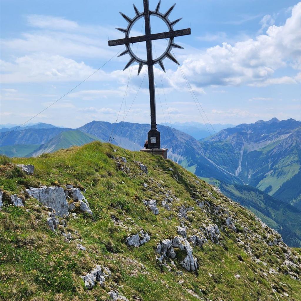 Riesiges Gipfelkreuz