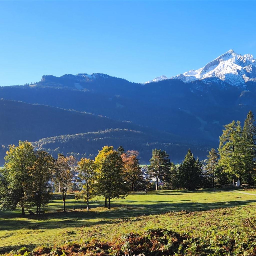 Oberhalb der Kriegergedächtniskapelle