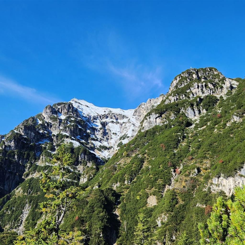 Erster Blick auf die Kramerspitze (links)