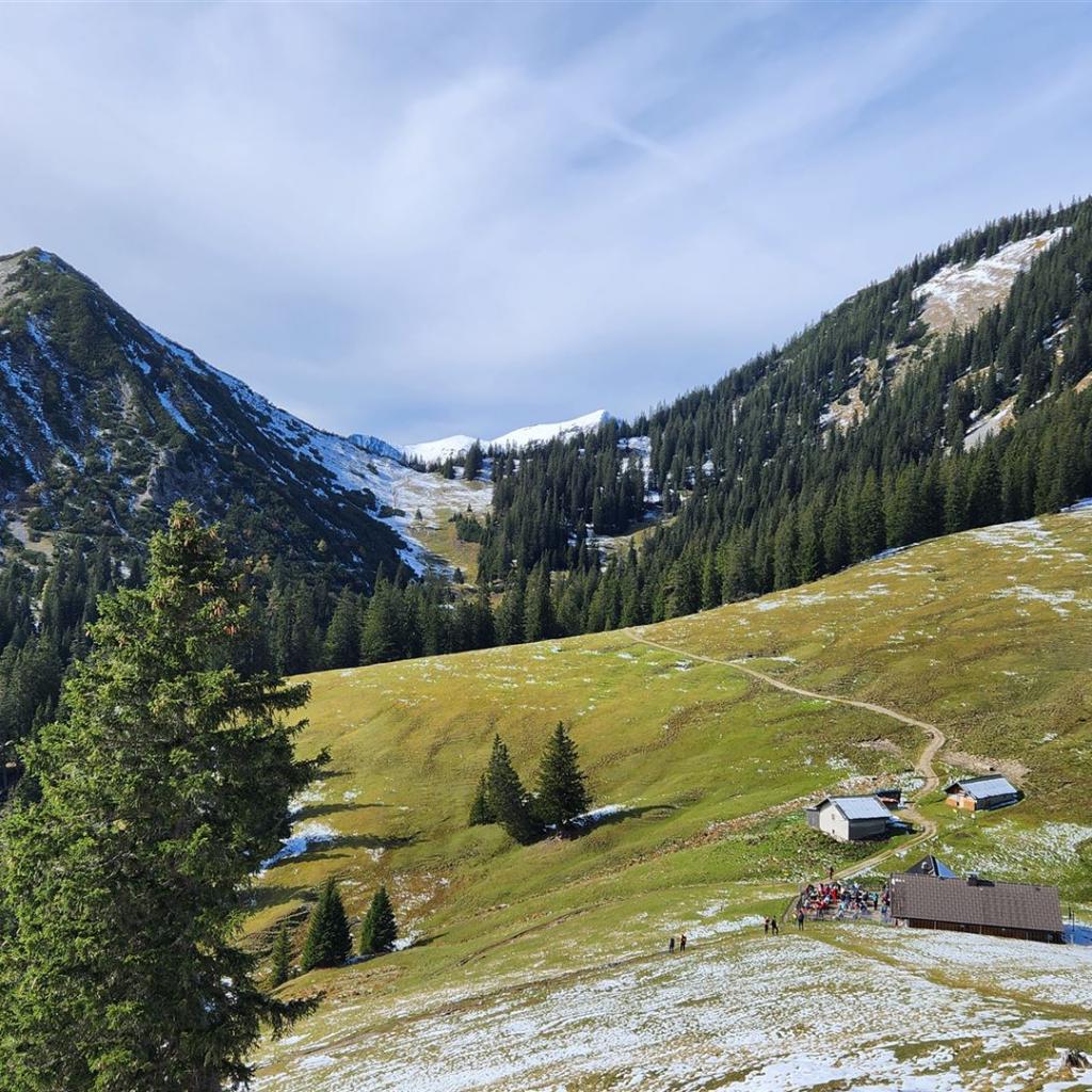 Die Schellschlicht spitzt am Horizont hervor