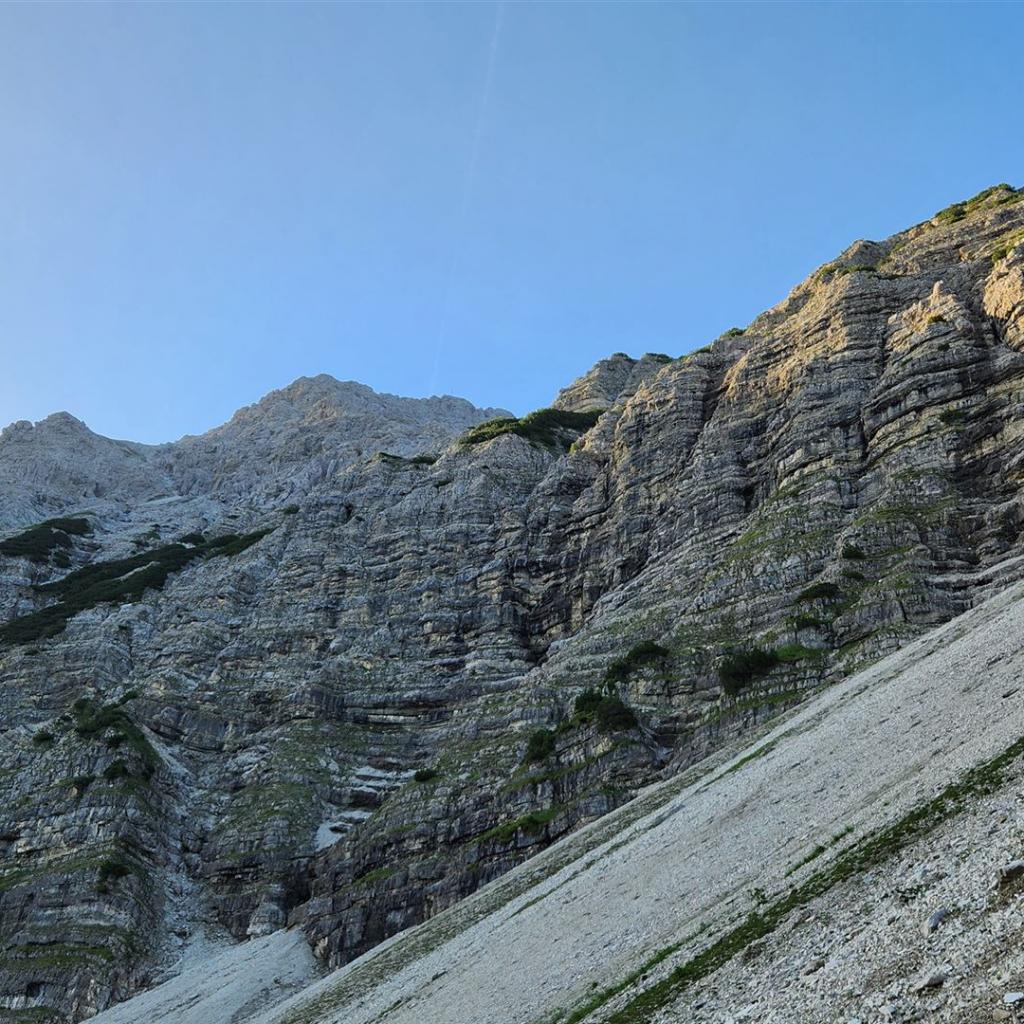 Das Gipfelkreuz in der Mitte erstmals erkennbar