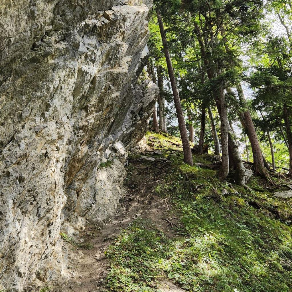 An der Felswand entlang