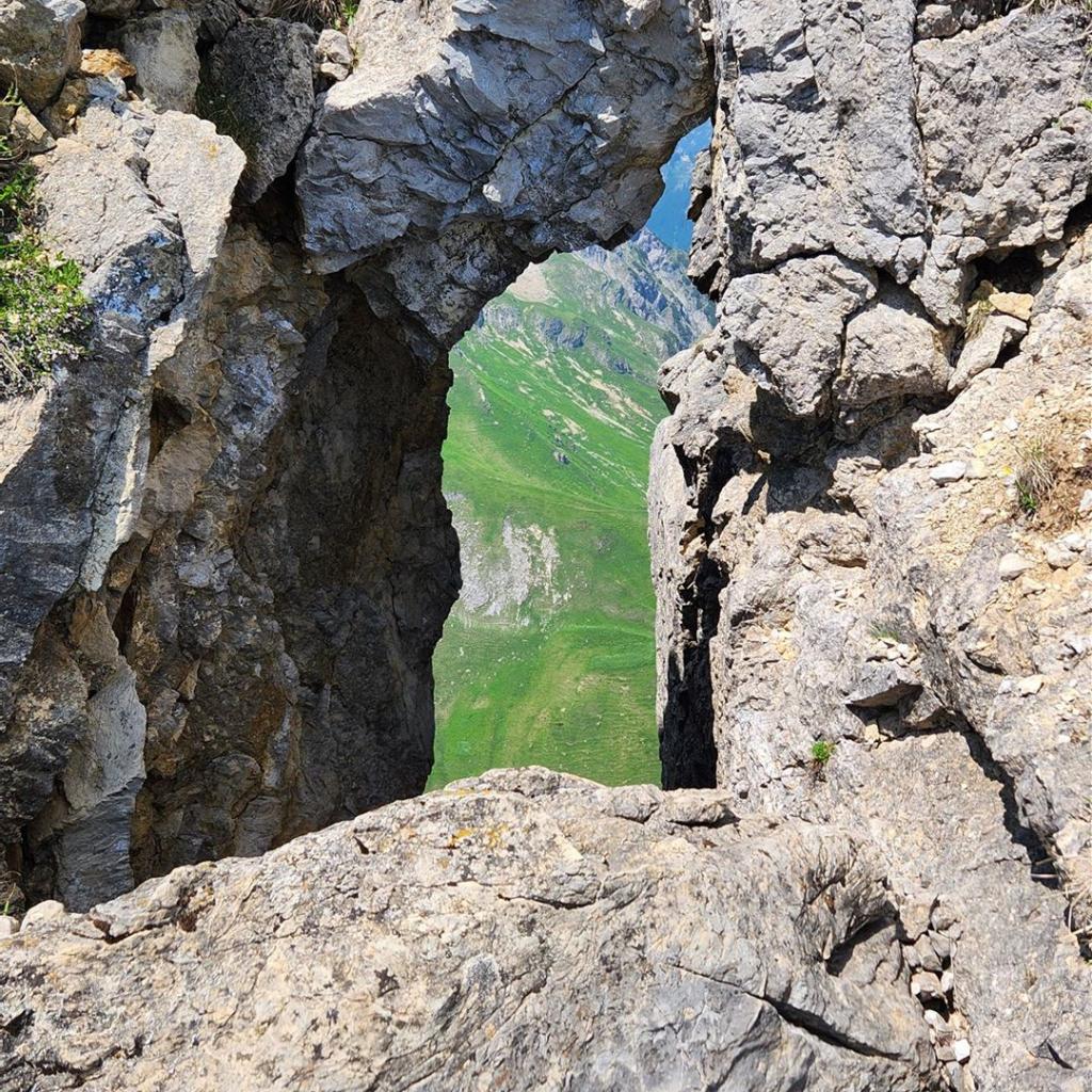 Interessantes Fenster im Fels