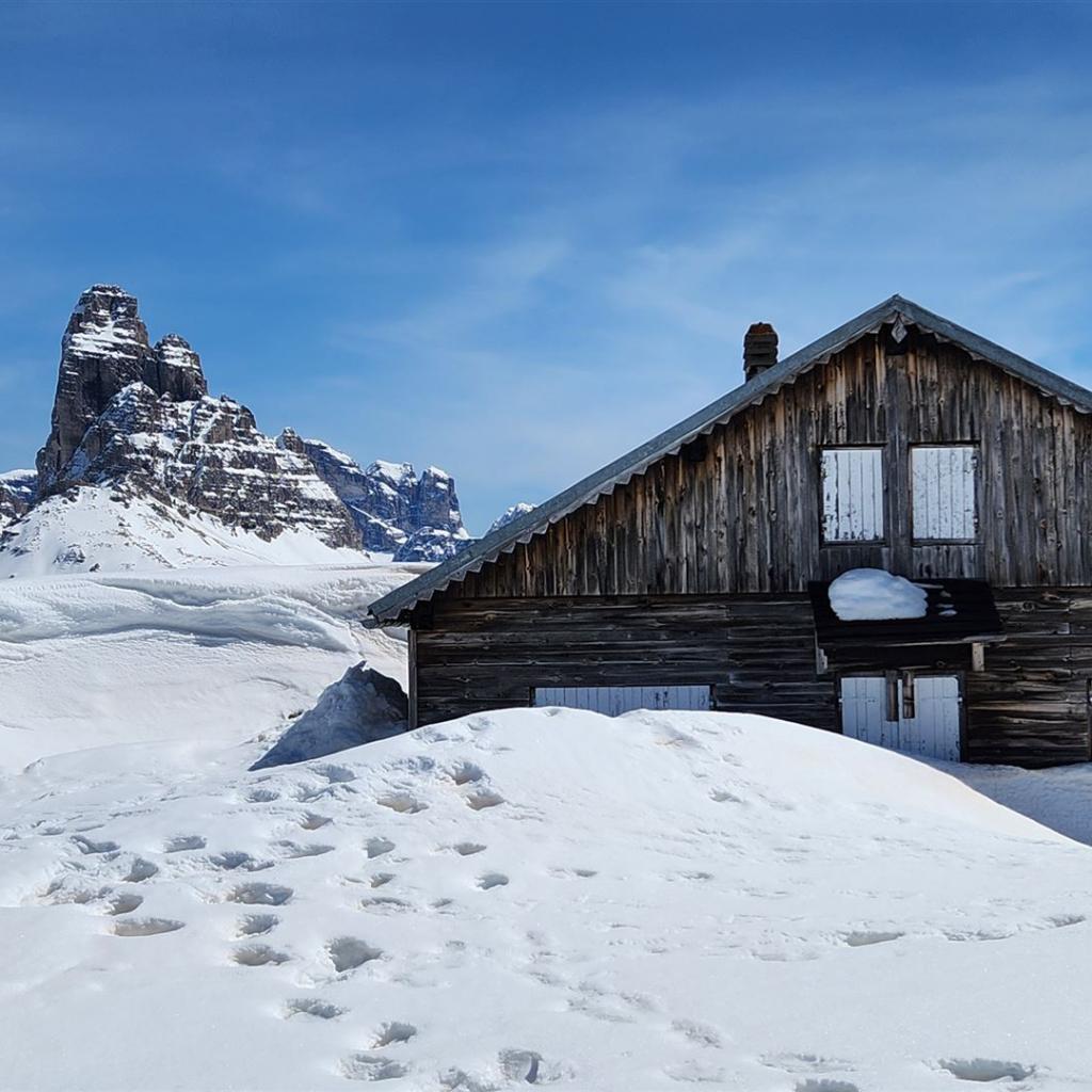 Capanna Carducci mit Großer Zinne im Hintergrund