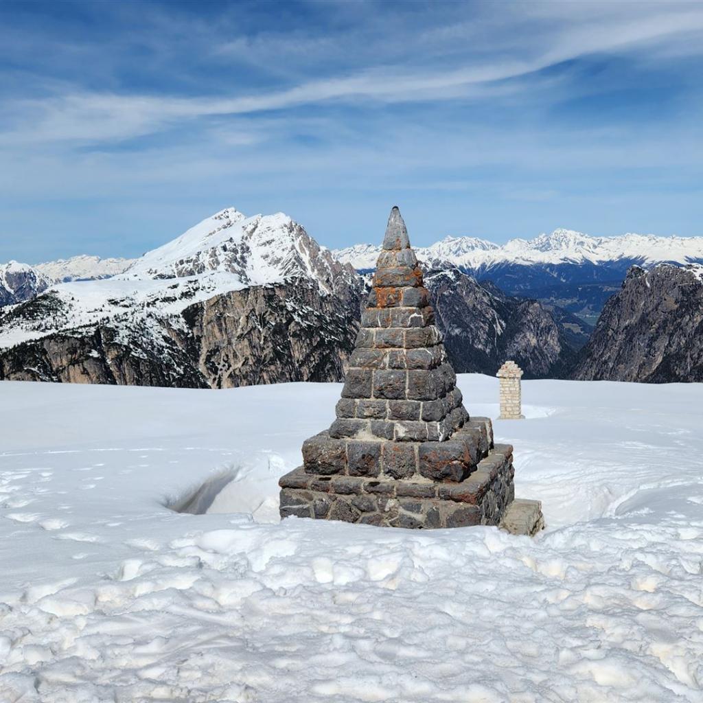 Kriegsdenkmal mit Dürrenstein und Strudelkopf