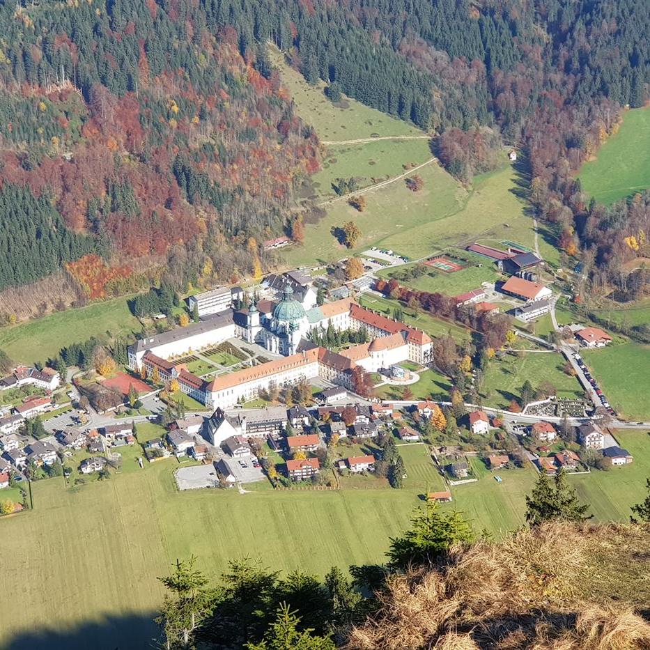 Tiefblick auf das Kloster Ettal