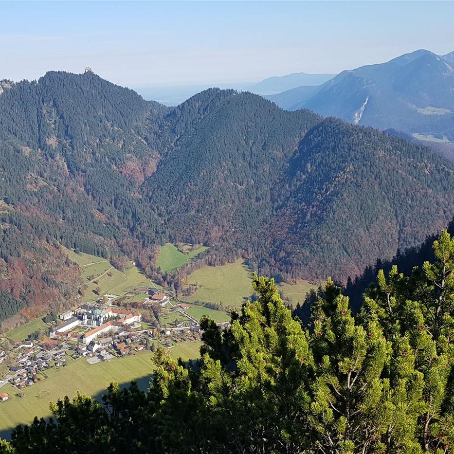 Tiefblick auf das Kloster Ettal