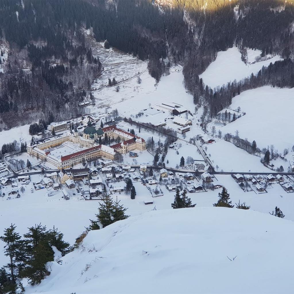 Tiefblick auf das Kloster Ettal