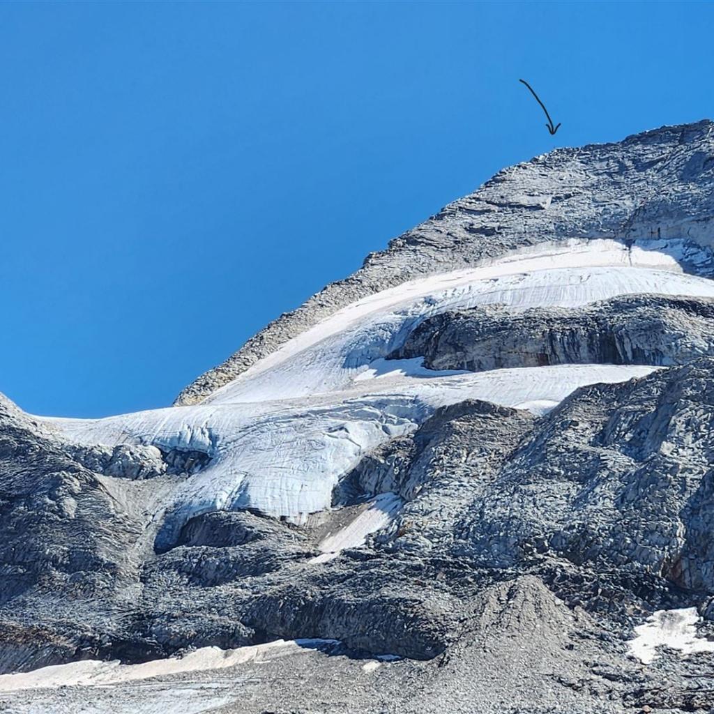 Das Gipfelkreuz des Olperers (Pfeil)