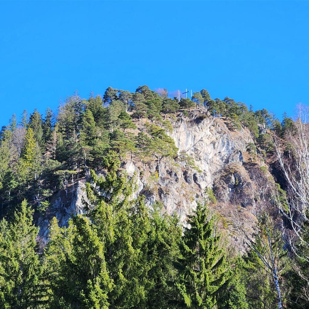 Blick von unten zum Heldenkreuz