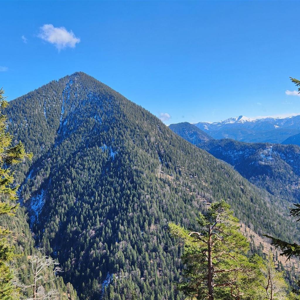 Links der Hirschberg, hinten der Schafreuter