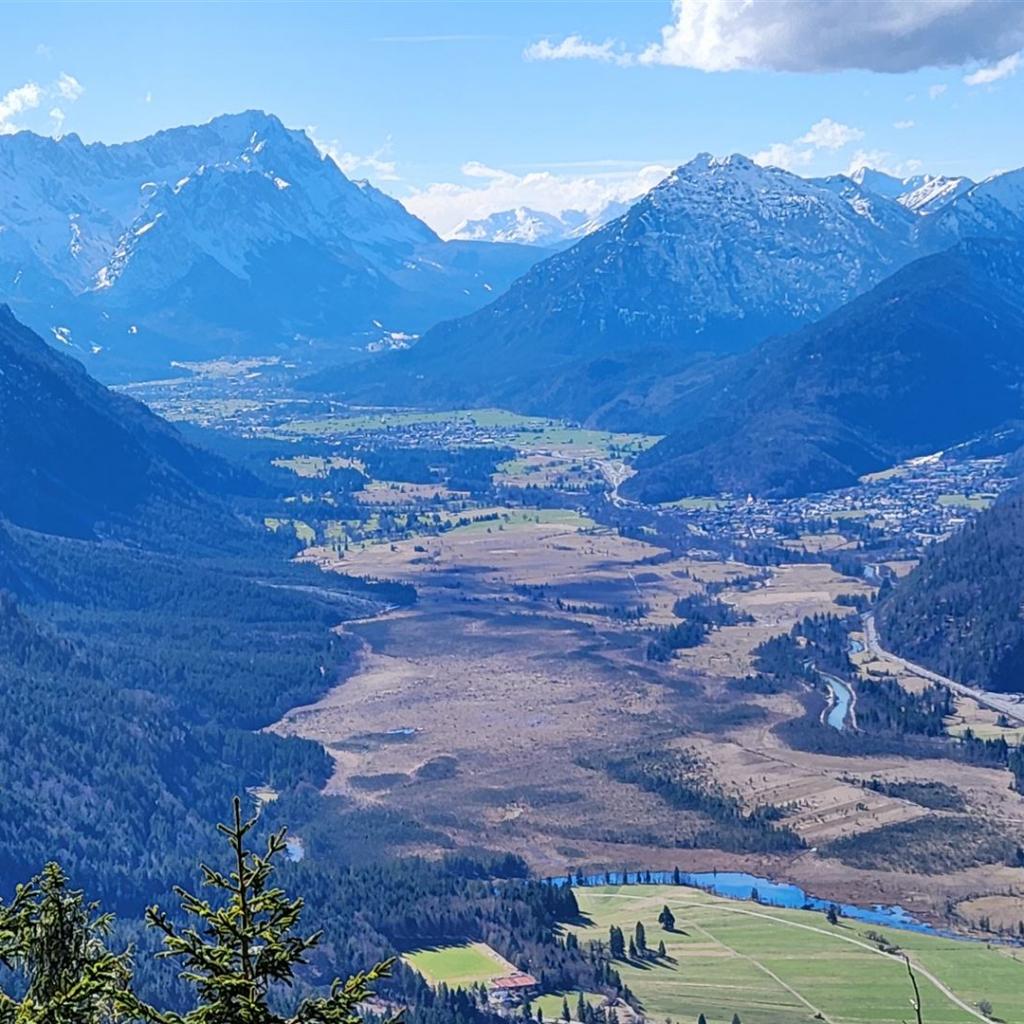 Das Loisachtal mit Zugspitze