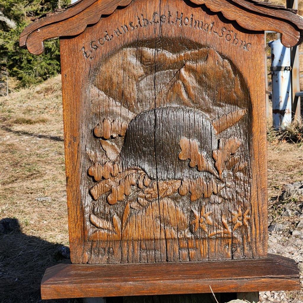 Gedenktafel am Heldenkreuz