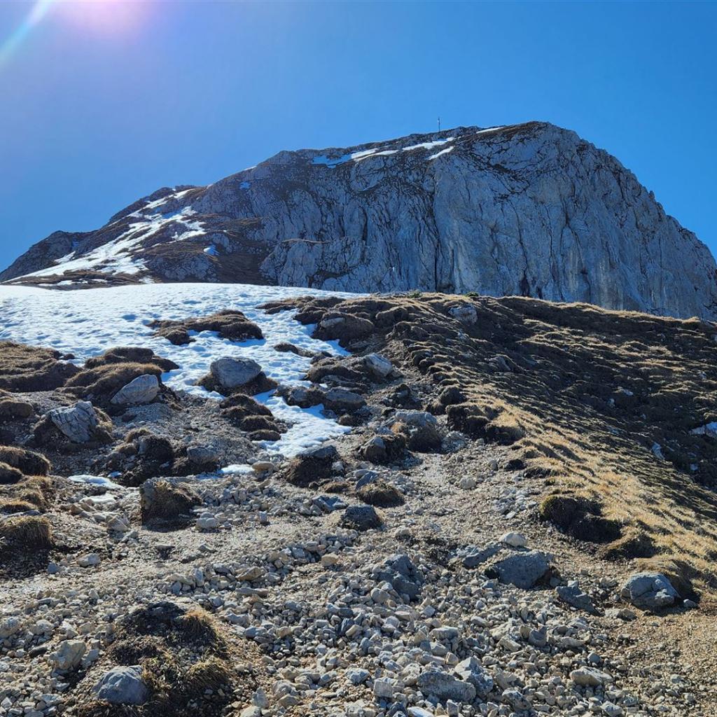 Erster Blick zum Gipfelkreuz des Säulings